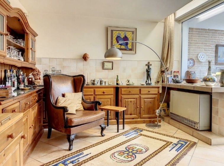 Espace chaleureux et élégant avec mobilier en bois, lumière naturelle et décoration raffinée.
