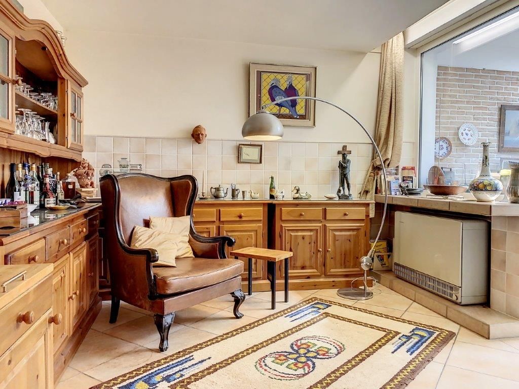 Espace chaleureux et élégant avec mobilier en bois, lumière naturelle et décoration raffinée.