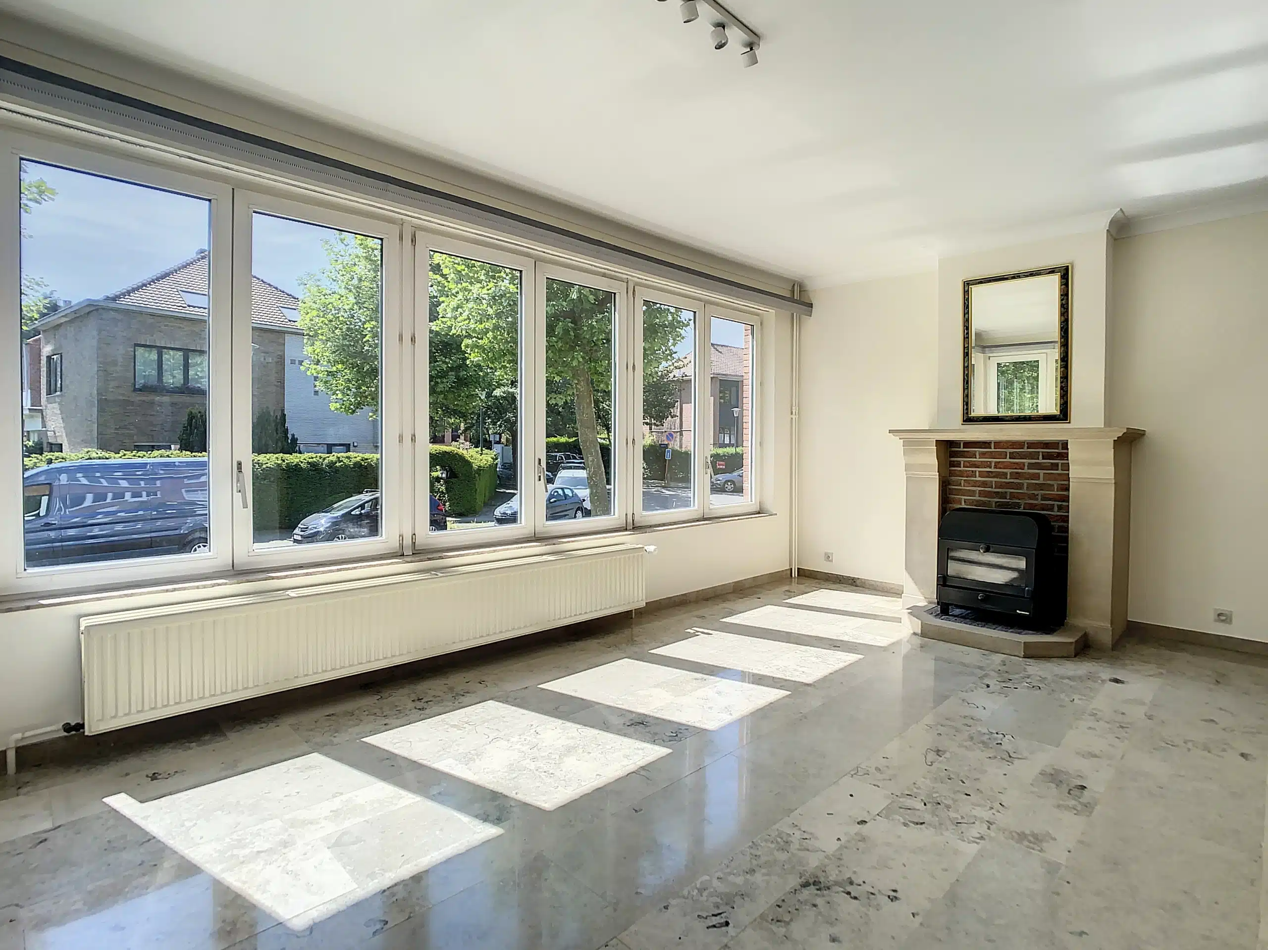 Bright and elegant living room with modern fireplace Living room - Magnificent 3-fronted house with garden & garage - Uccle