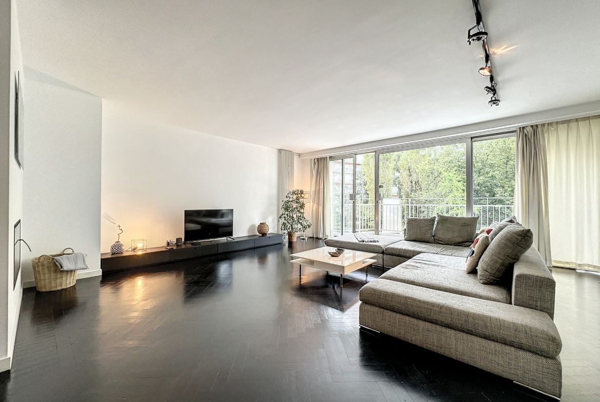 Woonkamer - Schitterende flat met 2 slaapkamers, terrassen & garage - Brugmann - Ukkel