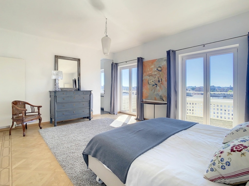 Chambre moderne lumineuse avec vue, mobilier élégant, décoration abstraite et ambiance apaisante.