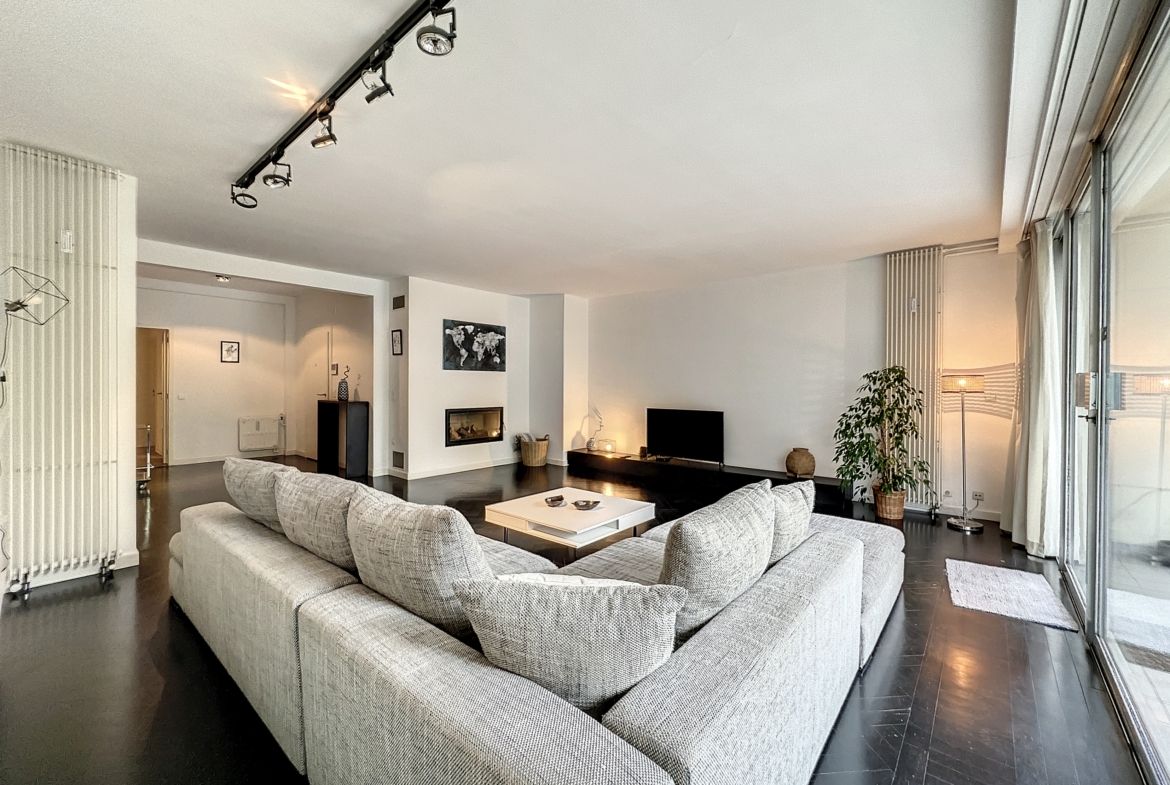 Woonkamer - Schitterende flat met 2 slaapkamers, terrassen & garage - Brugmann - Ukkel