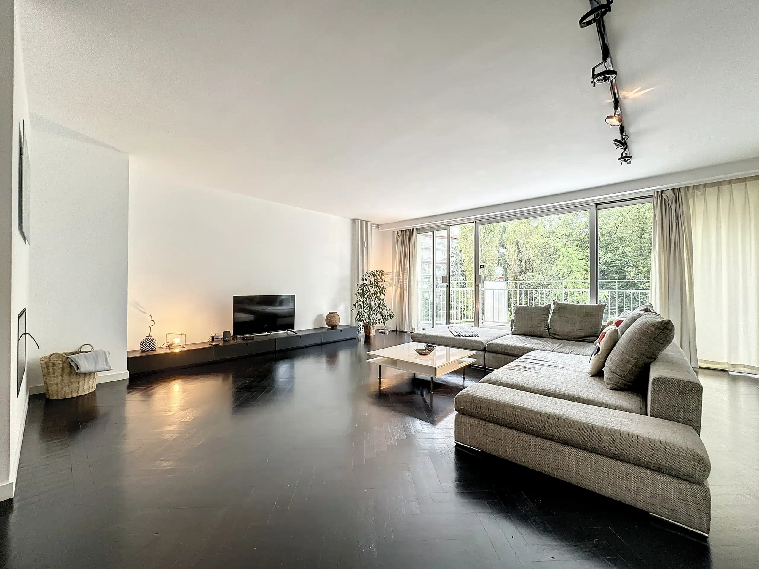 Modern, minimalist living room with natural light Living room - Superb 2 bedroom apartment, terraces & garage - Brugmann - Uccle