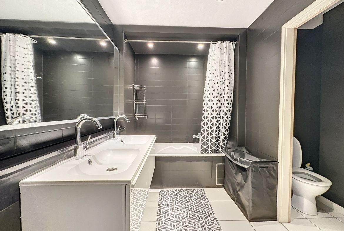Badkamer - Schitterende flat met 2 slaapkamers, terrassen & garage - Brugmann - Ukkel