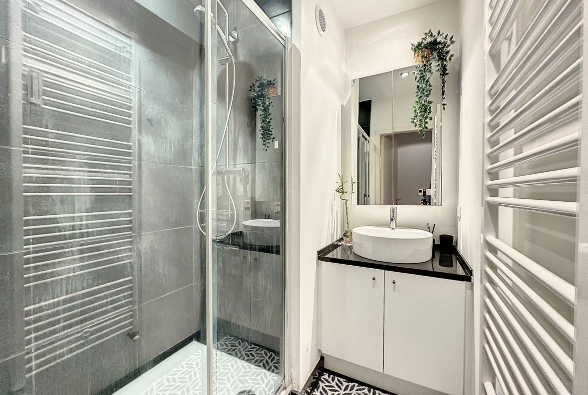 Badkamer - Schitterende flat met 2 slaapkamers, terrassen & garage - Brugmann - Ukkel