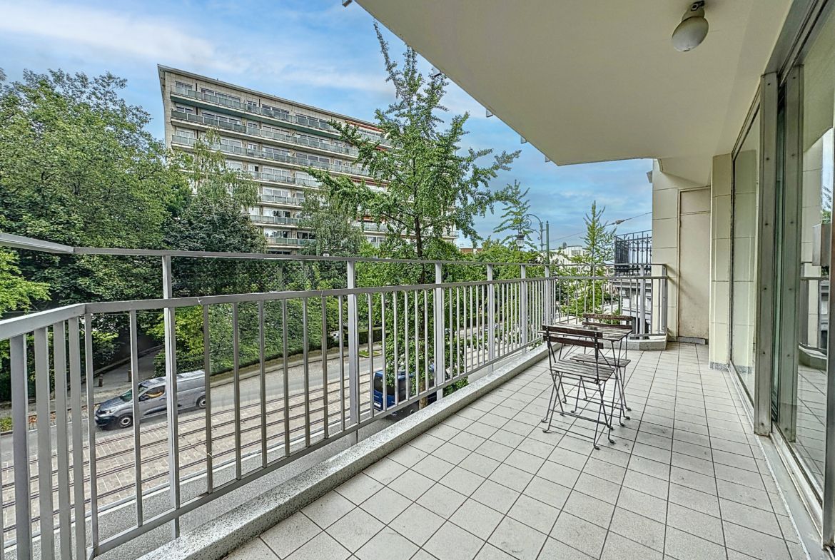 Balkon - Schitterende flat met 2 slaapkamers, terrassen & garage - Brugmann - Ukkel