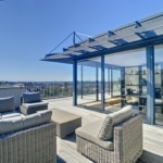 Terrasse moderne avec vue panoramique, mobilier élégant, design contemporain et ambiance relaxante.