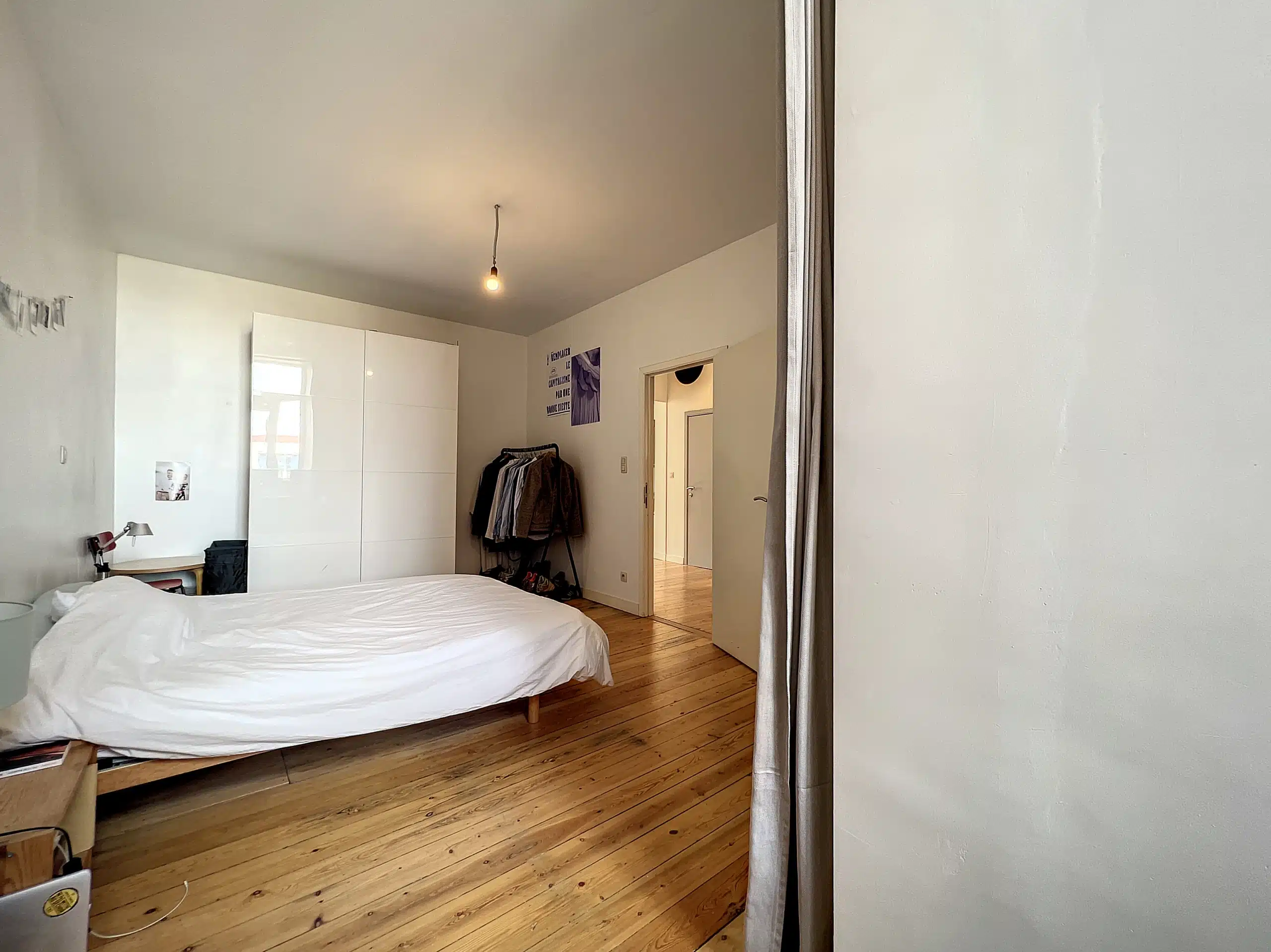 Chambre Minimaliste et Confortable avec Rangement Élégant Chambre - Saint-Gilles : -Lumineux appartement 1 chambre