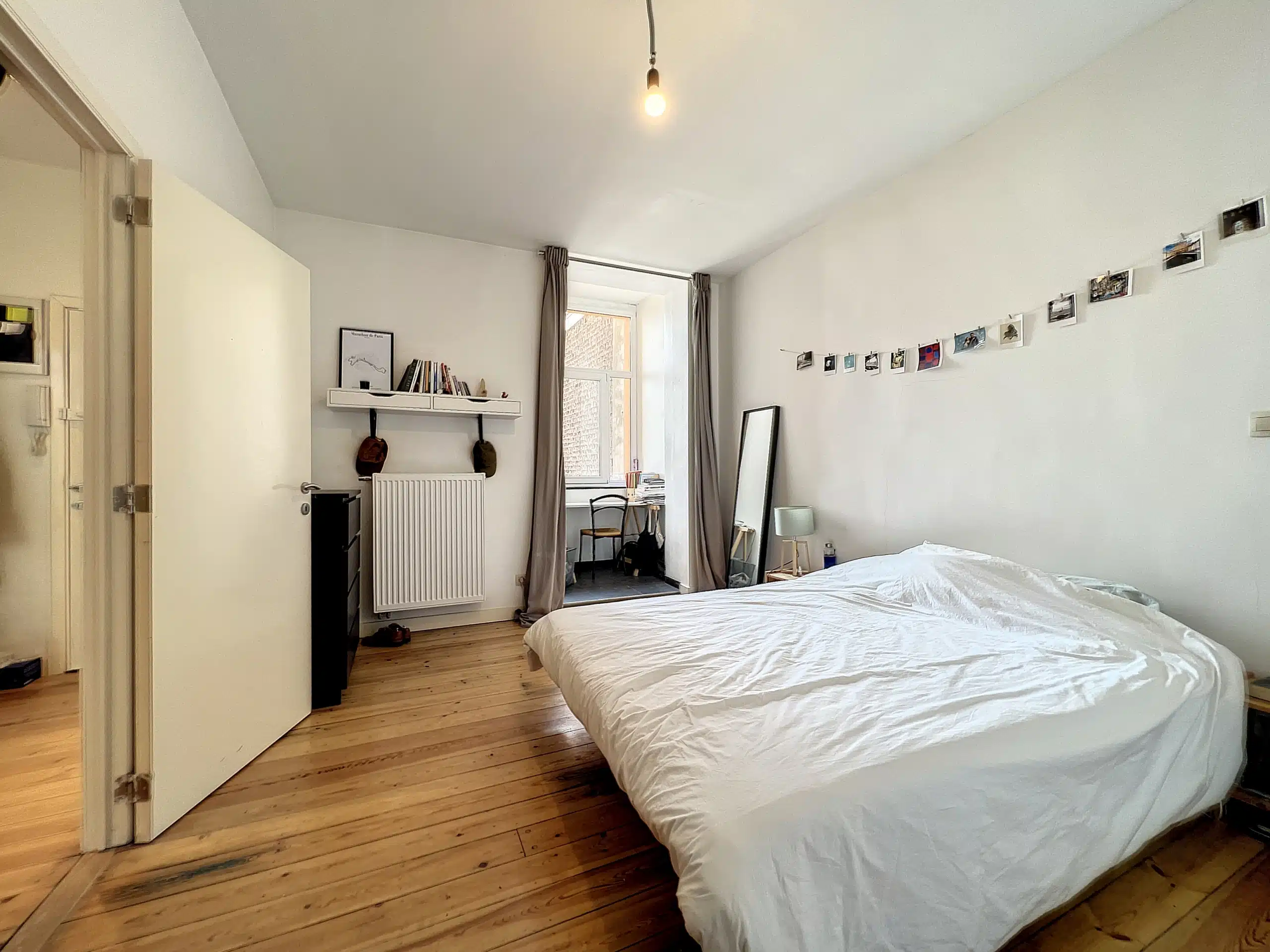 Chambre Minimaliste et Lumineuse avec Espace de Travail Chambre - Saint-Gilles : -Lumineux appartement 1 chambre