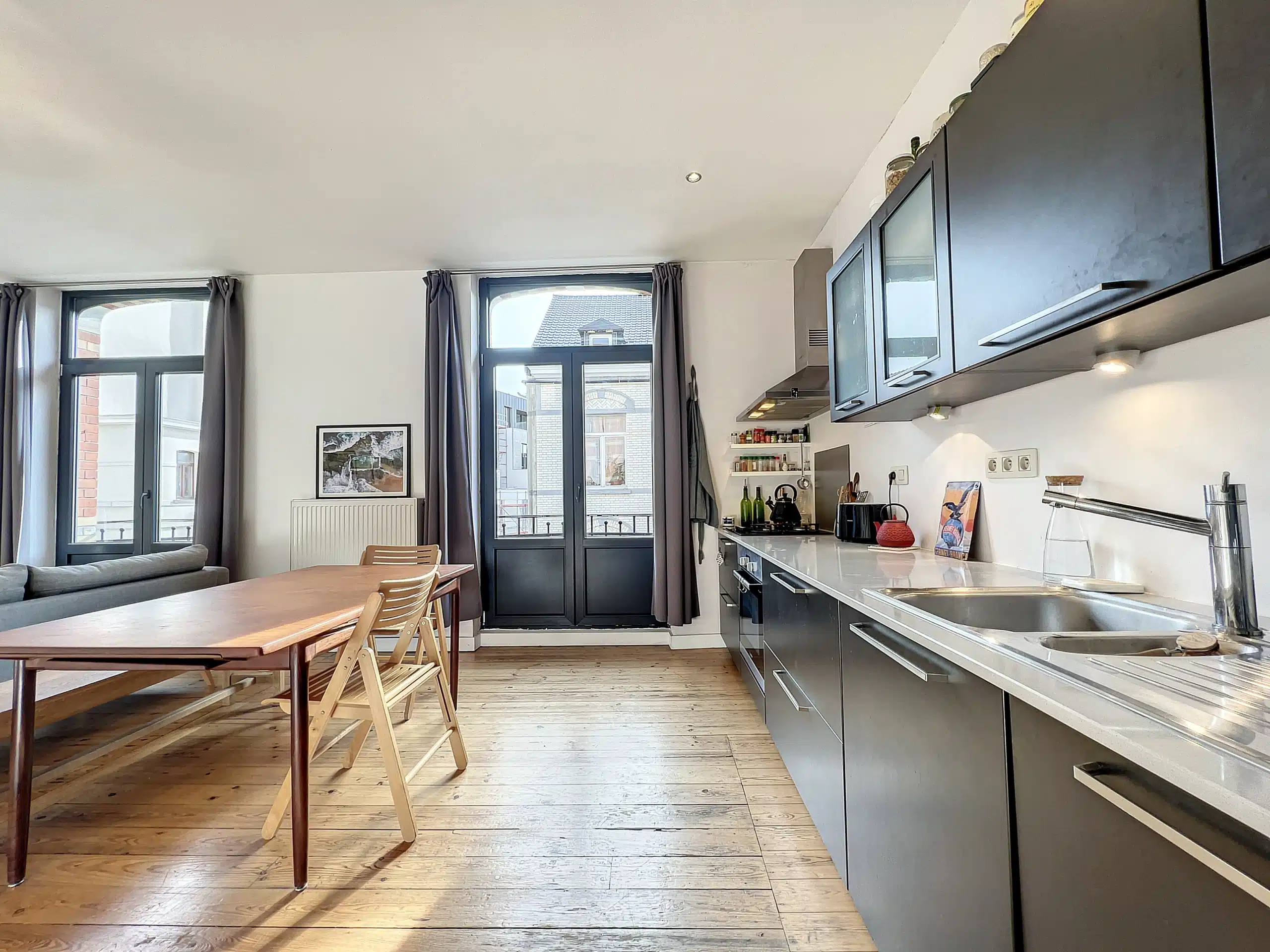 Cuisine Moderne Lumineuse avec Coin Repas et Salon Cozy Cuisine - Saint-Gilles : -Lumineux appartement 1 chambre