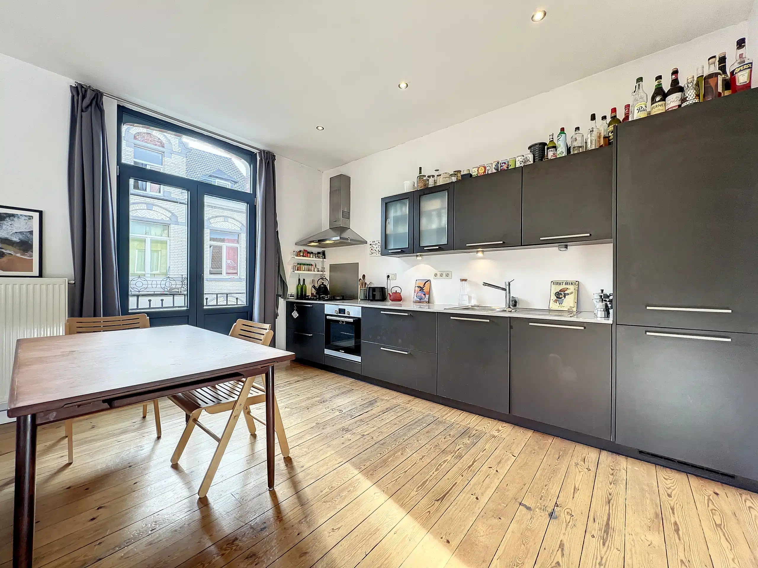 Cuisine Moderne Minimaliste avec Bois et Éléments Noirs Cuisine - Saint-Gilles : -Lumineux appartement 1 chambre