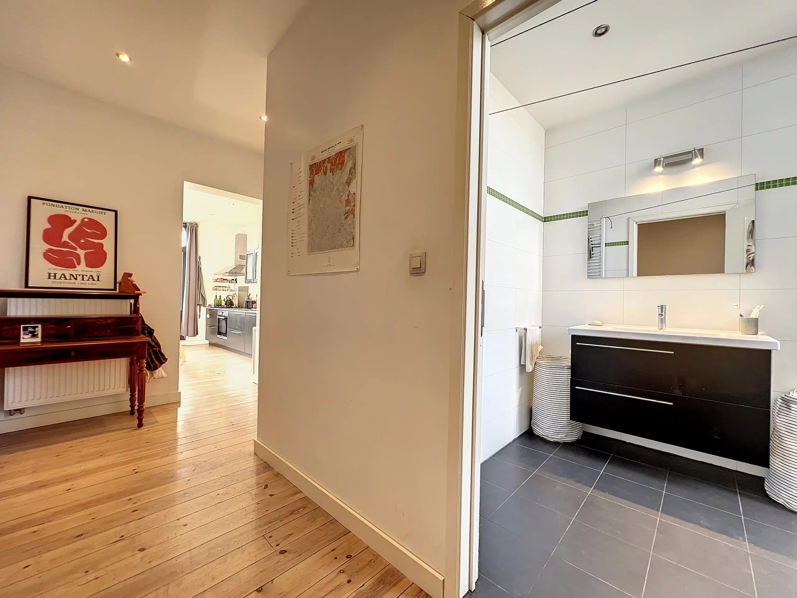 Intérieur Moderne et Chaleureux avec Espace de Bain Élégant Saint-Gilles : -Lumineux appartement 1 chambre