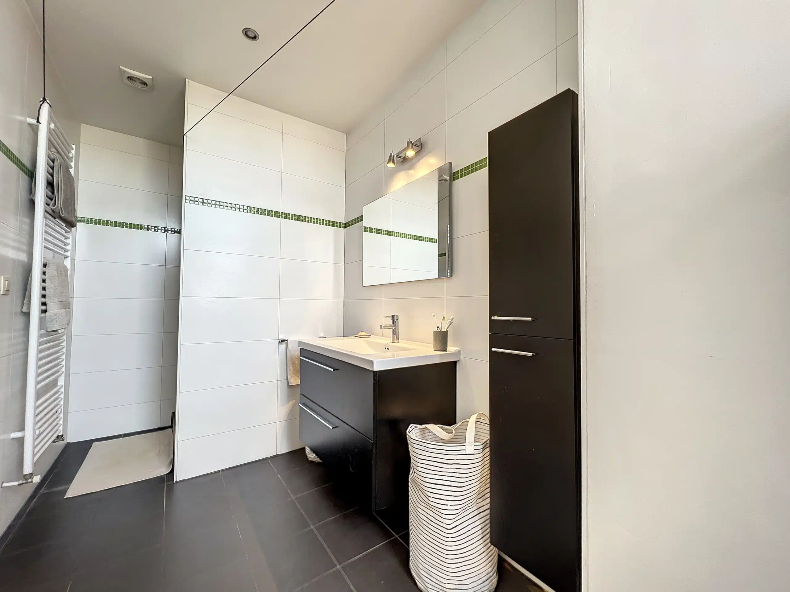 Salle de Bain Moderne avec Tuiles Blanches et Éléments Épurés Salle de bain - Saint-Gilles : -Lumineux appartement 1 chambre