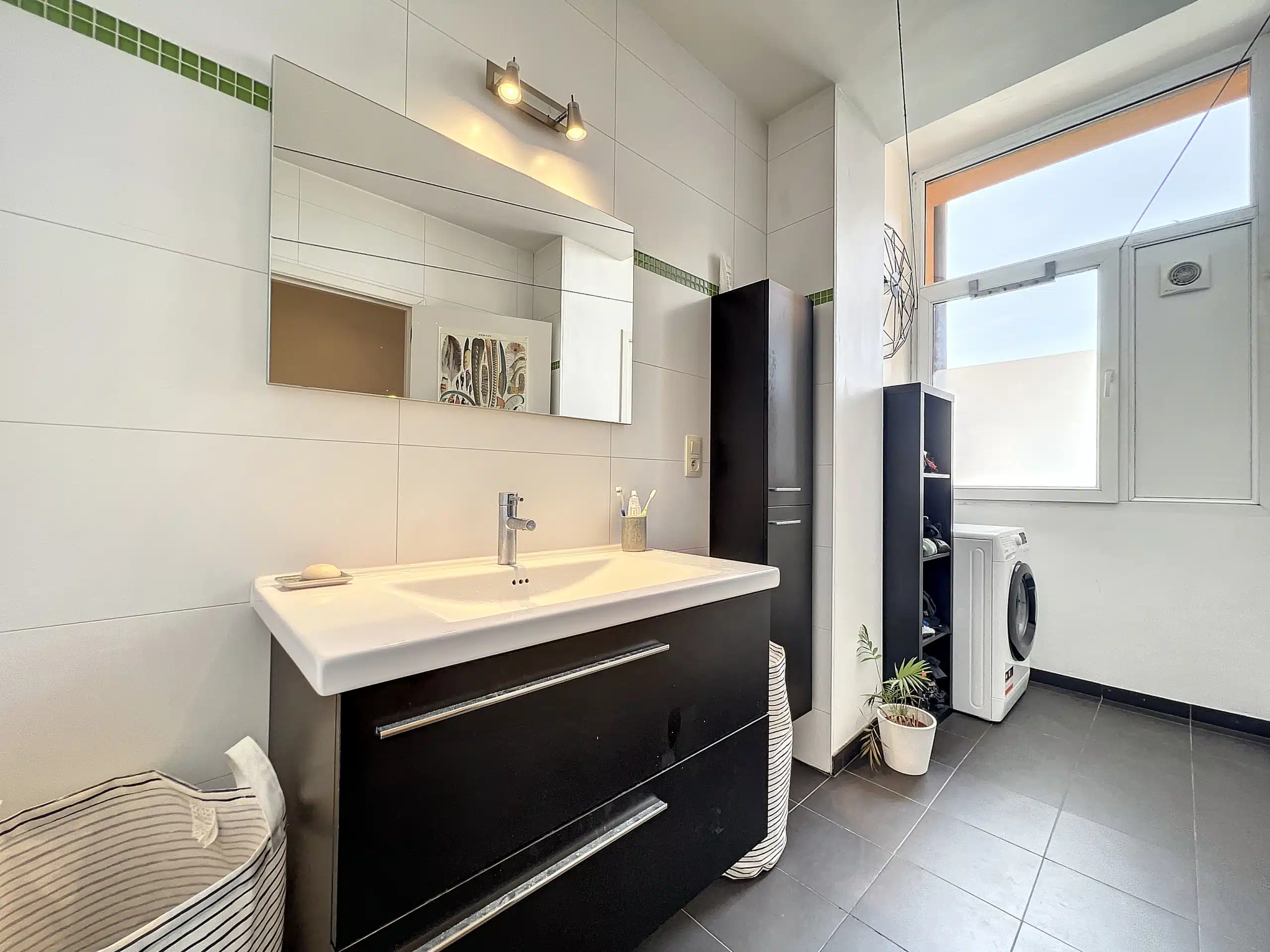 Salle de Bain Moderne Minimaliste avec Éclairage Naturel Salle de bain - Saint-Gilles : -Lumineux appartement 1 chambre