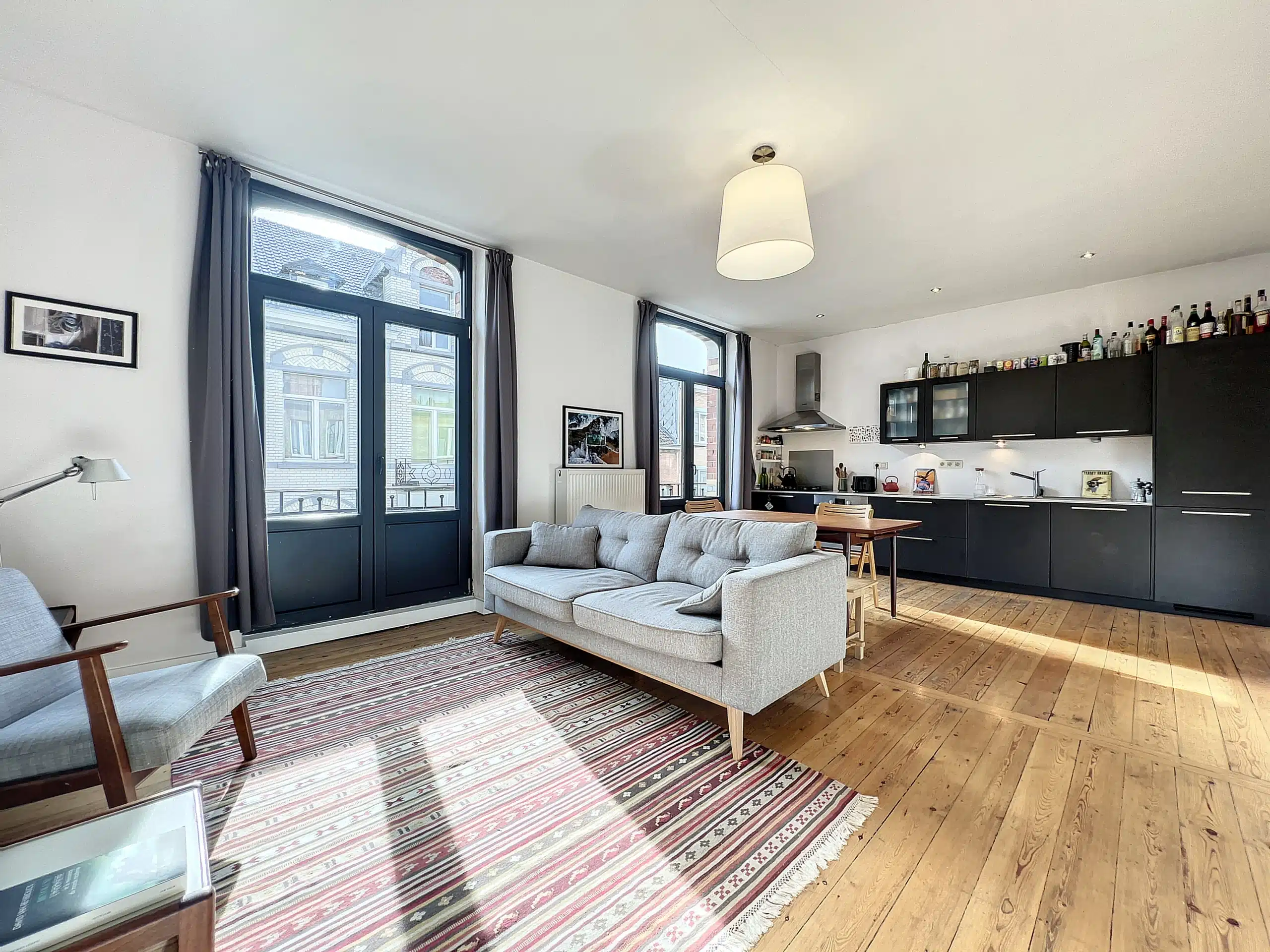 Moderne woonkamer met open keuken en elegant design Keuken - Sint-Gillis : -Lichte 1-slaapkamerwoning