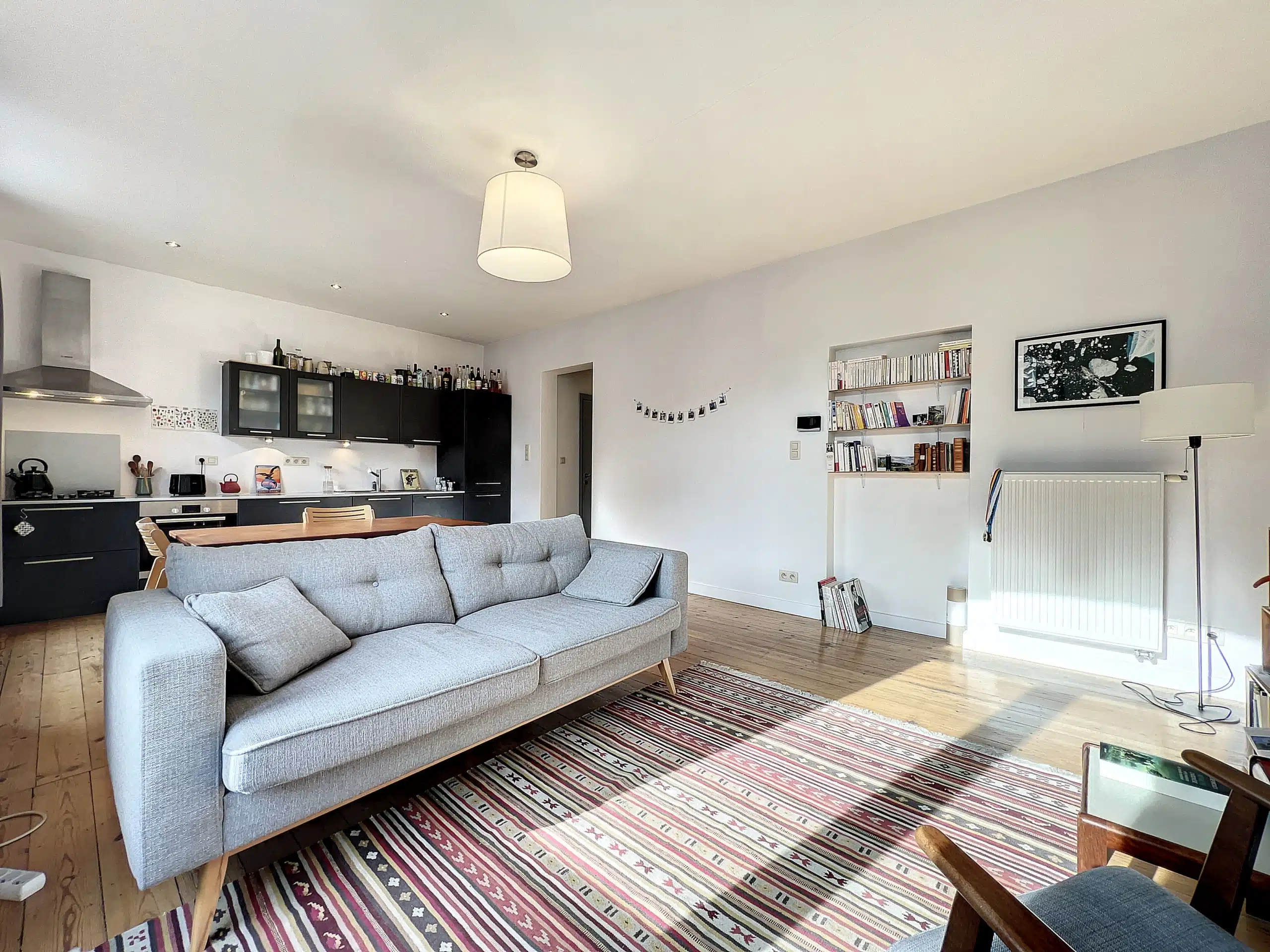 Salon Moderne et Confortable Avec Cuisine Intégrée Cuisine - Saint-Gilles : -Lumineux appartement 1 chambre
