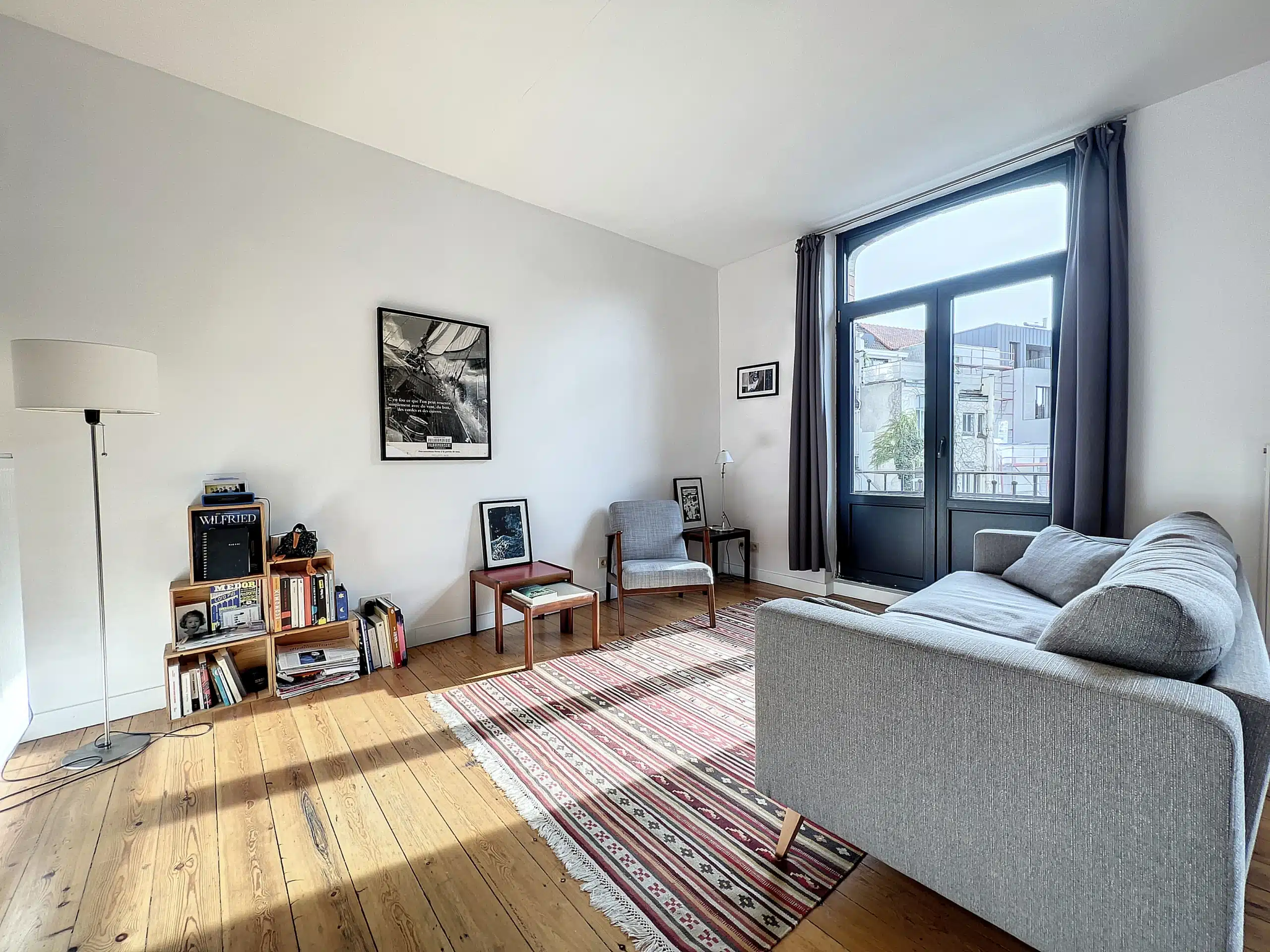 Salon Moderne et Confortable avec Éléments Minimalistes Salon - Saint-Gilles : -Lumineux appartement 1 chambre