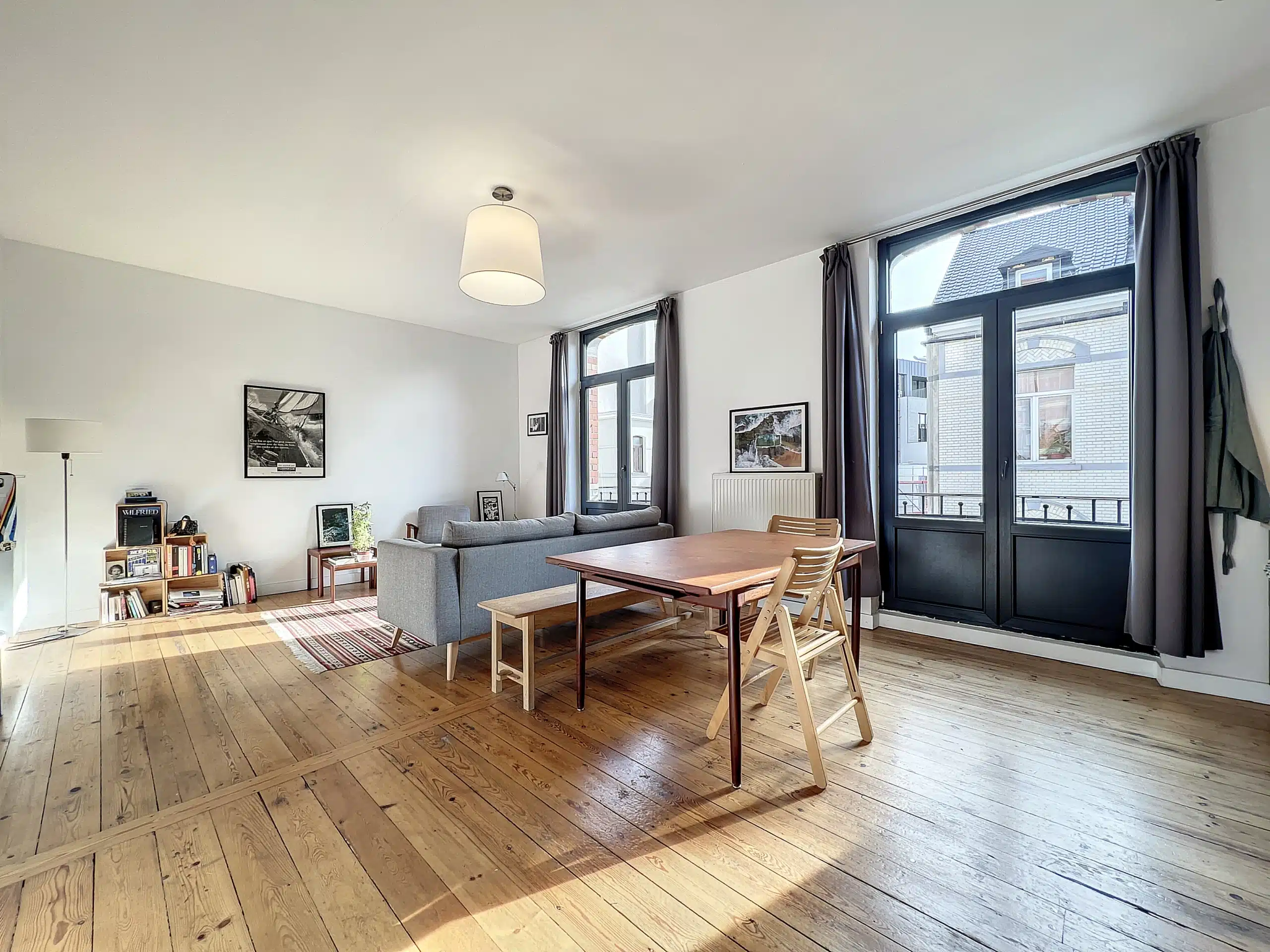 Salon Moderne Minimiliste avec Mobilier en Bois Salon - Saint-Gilles : -Lumineux appartement 1 chambre
