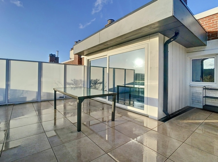 Terrasse moderne avec vue panoramique, mobilier élégant, grande luminosité et ambiance relaxante.
