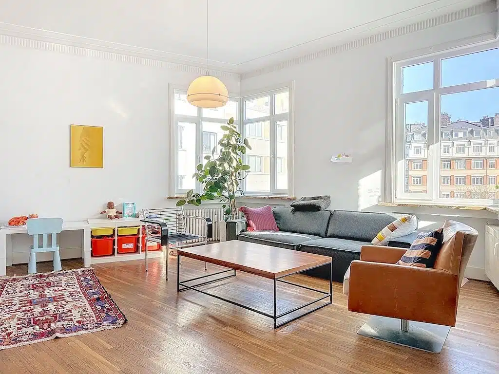 Salon Lumineux et Accueillant avec Mobilier Moderne Salon - Superbe appartement 3 chambres – Place Brugmann/Tenbosch – Ixelles