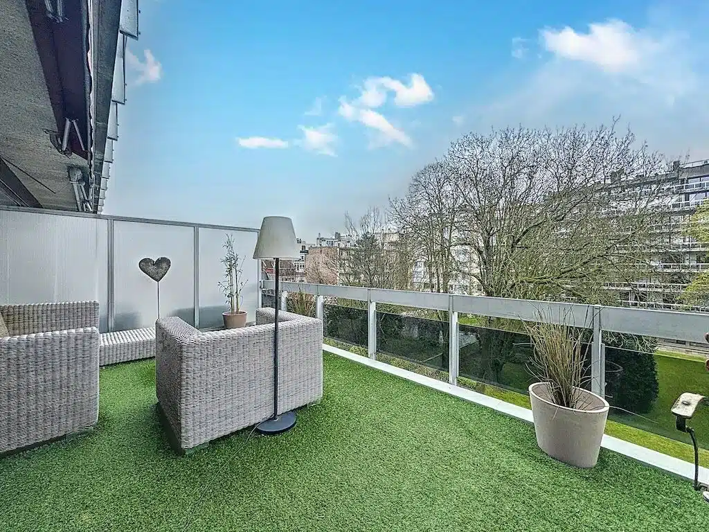 Balcon Chic avec Terrasse en Pelouse Artificielle et Vue Urbaine Terrasse - Cavell : Magnifique appartement avec 2 terrasses + parking – Uccle