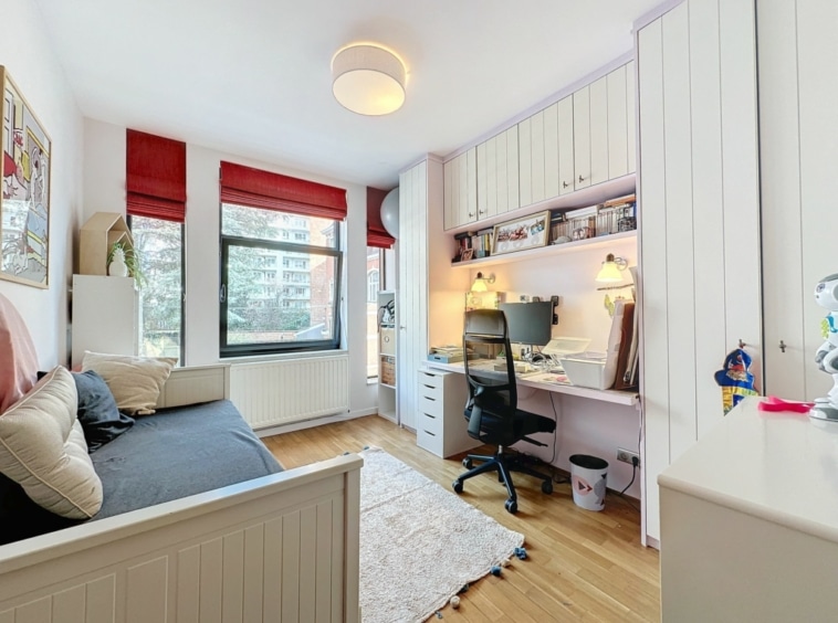 Chambre moderne et cosy avec lit, bureau organisé, fenêtres lumineuses et décoration élégante.