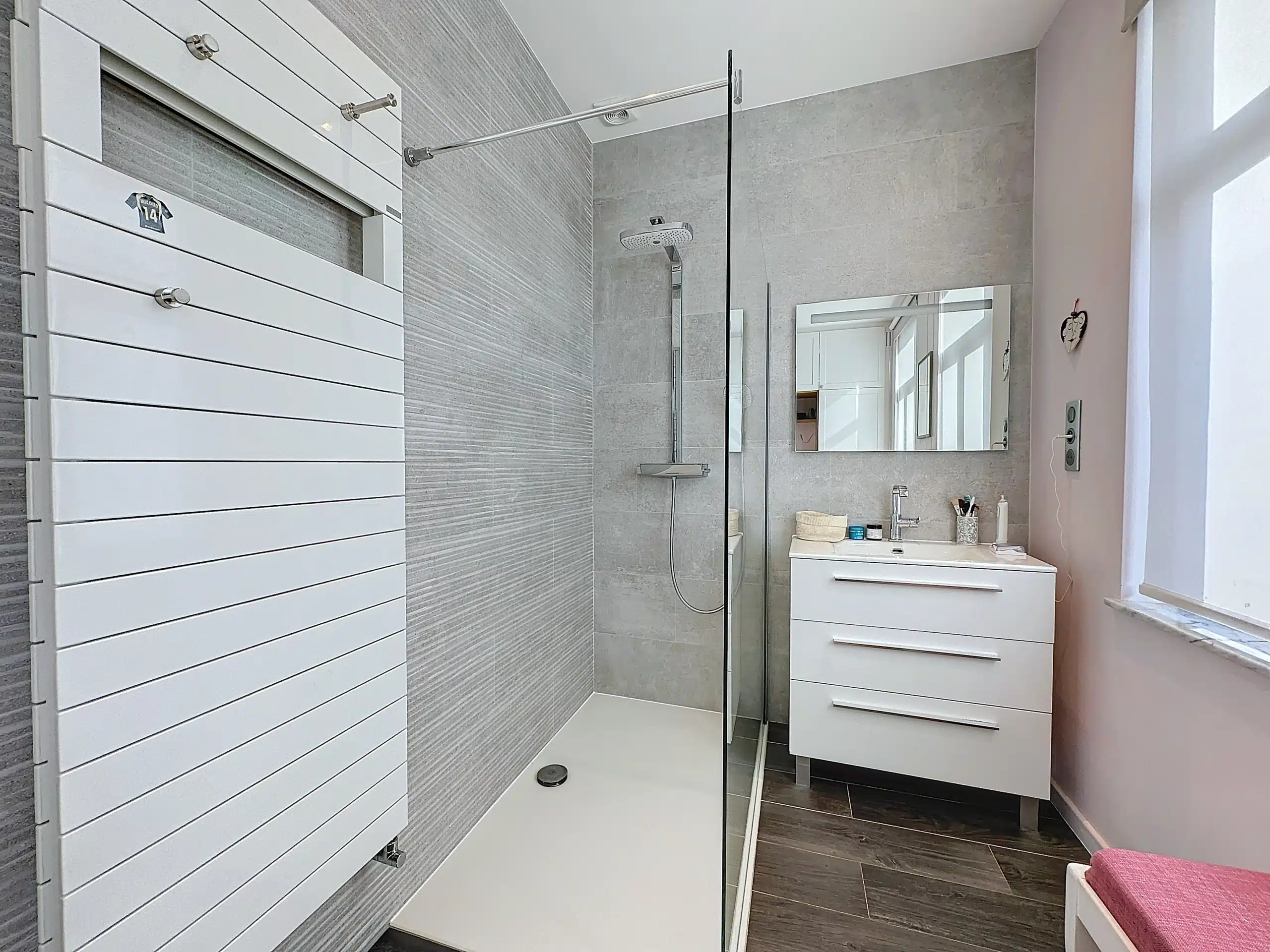 Modern Bathroom with Glass Shower and Elegant Design Bathroom - Cavell : Magnificent apartment with terraces - Uccle