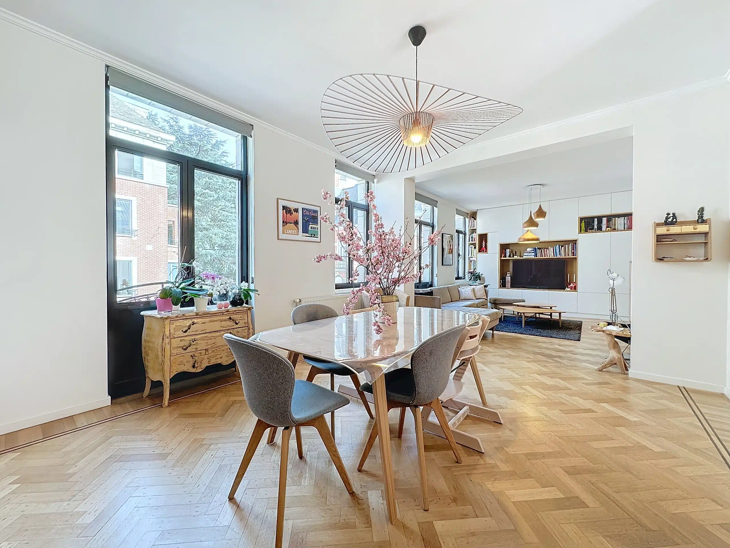 Salon Moderne et Élégant avec Vue sur la Nature Salon - Cavell : Magnifique appartement avec terrasses – Uccle