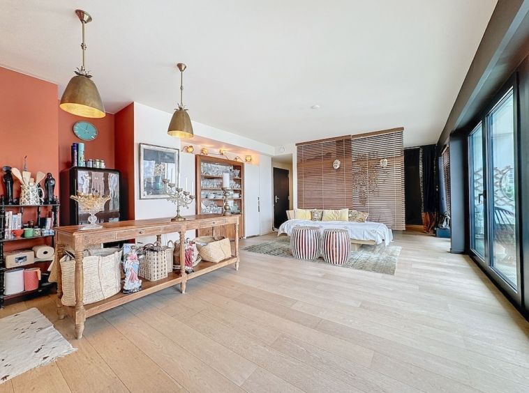 Intérieur moderne chaleureux avec cuisine ouverte, bar rustique et espace lounge confortable.