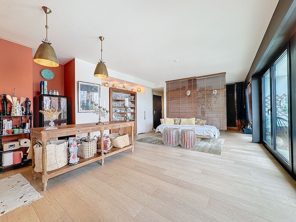 Intérieur moderne chaleureux avec cuisine ouverte, bar rustique et espace lounge confortable.