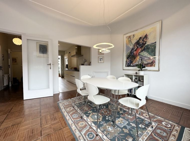 Salle à manger moderne, art coloré, éclairage élégant, parquet, espace lumineux et convivial.