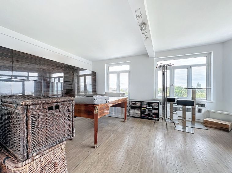 Espace minimaliste lumineux avec mobilier en bois, rangement en osier et style contemporain naturel.