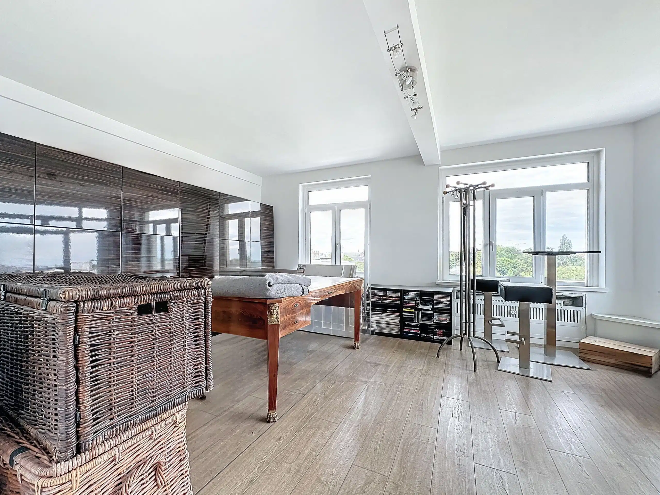 A modern, natural space with a minimalist style Exceptional apartment 2 bedrooms + maid's room 25m² - Etterbeek