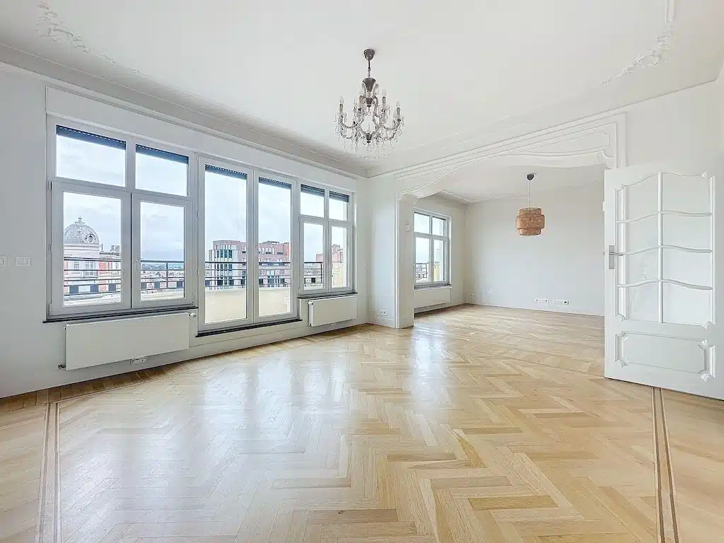 Salle Lumineuse avec Parquet en Chevron et Éclairage Élégant Appartement exceptionnel 2 ch + ch de bonne 25m² – Etterbeek
