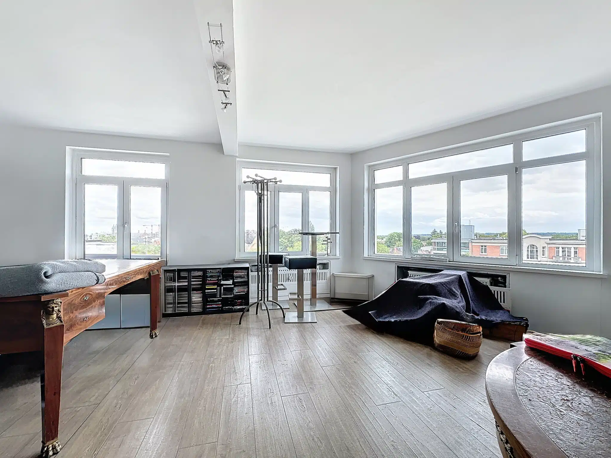 Modern living room with vintage furniture and natural light Living room - Exceptional apartment 2 bedrooms + maid's room 25m² - Etterbeek