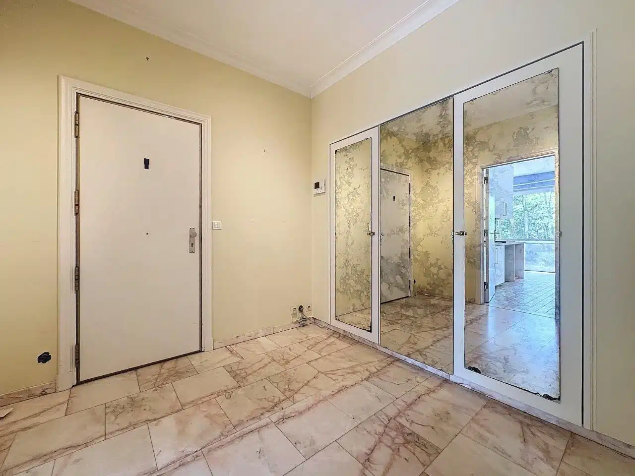 Modest entrance with mirrors and marble floor Entree - 2 bed apartment with terraces and garage - Uccle