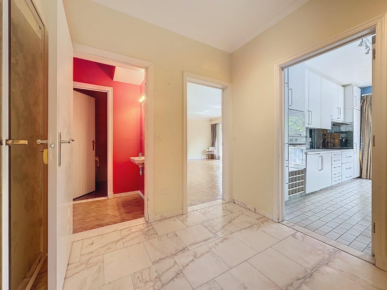 Entrée élégante menant à une cuisine moderne et un espace coloré, lumineux et accueillant.