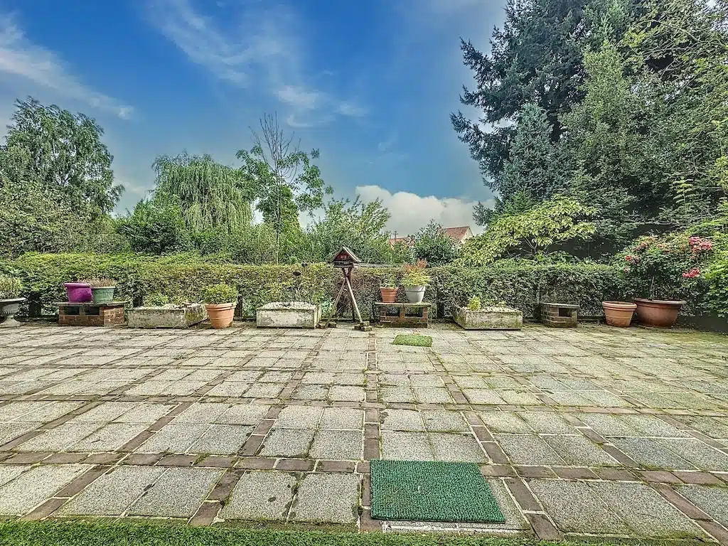 Jardin Tranquille avec Terrasse en Pierre et Fleurs Colorées Terrasse - Appartement 1ch avec grande terrasse – Watermael-Boitsfort