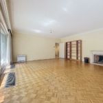 Salon lumineux avec cheminée, parquet traditionnel et espaces modulables pour personnaliser la décoration.