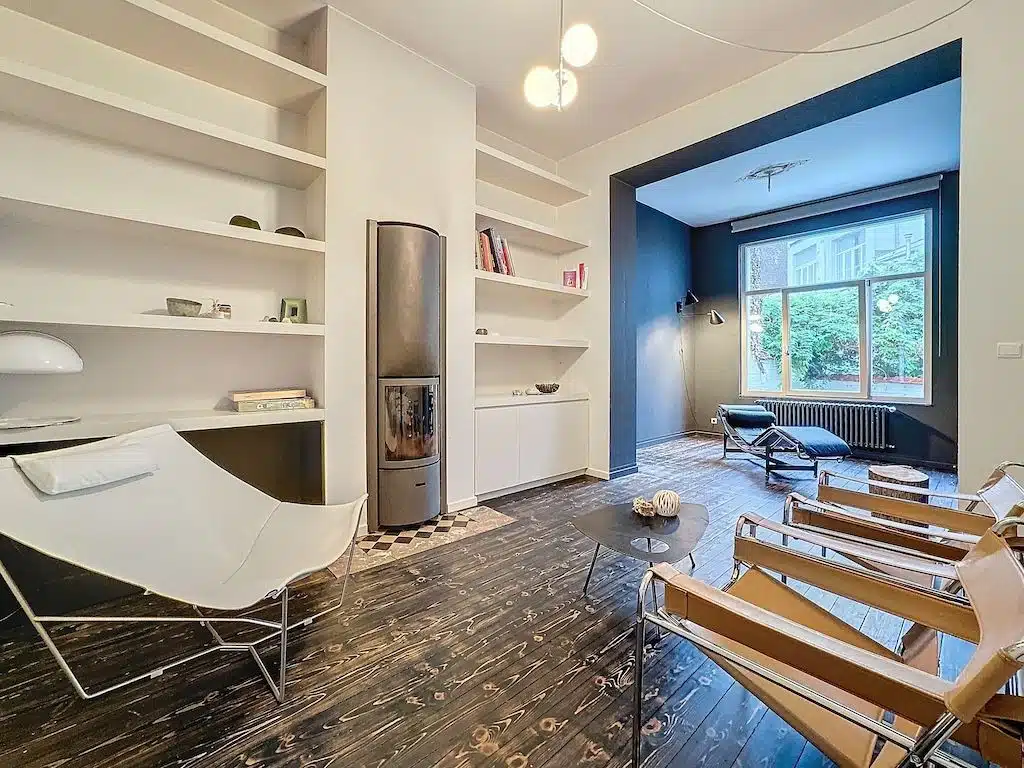 Salon Moderne et Minimaliste avec Mur Bleu et Luminosité Naturelle Salon - Magnifique Maison – Quartier Molière – Forest