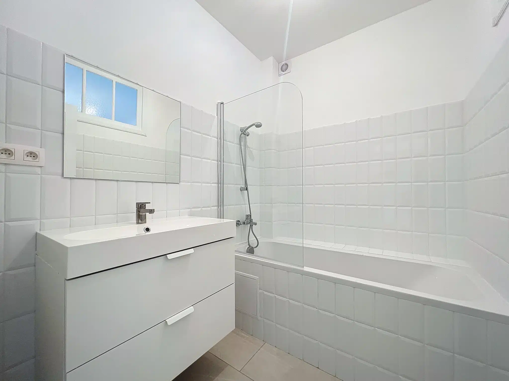Modern and Minimalist Bathroom with Large Shower Bathroom - Molière/Vanderkindere - 2 bedroom apartment - Balcony - Forest