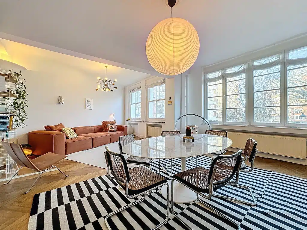 Moderne, elegante woonkamer met comfortabele eethoek Woonkamer - Molière/Vanderkindere - Appartement met 2 slaapkamers - Balkon - Bos