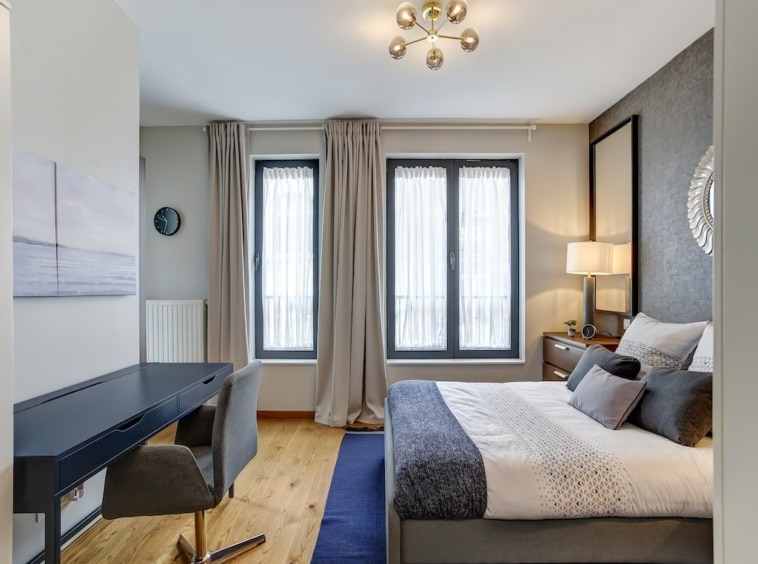 Chambre moderne, lumineuse, apaisante, avec lit confortable, bureau minimaliste et vue naturelle.