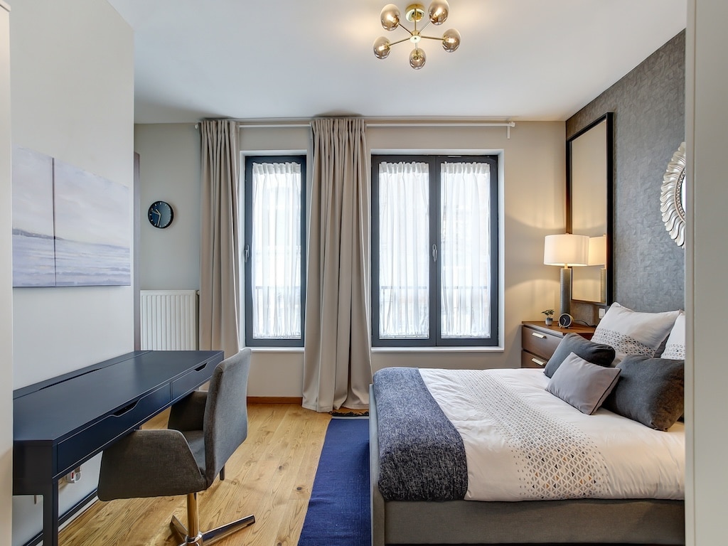 Chambre moderne, lumineuse, apaisante, avec lit confortable, bureau minimaliste et vue naturelle.