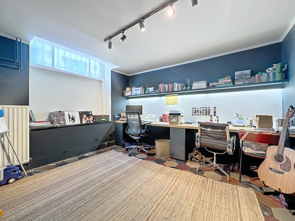 Bureau moderne et créatif avec guitare, lumineux, chaleureux, idéal pour productivité et inspiration.