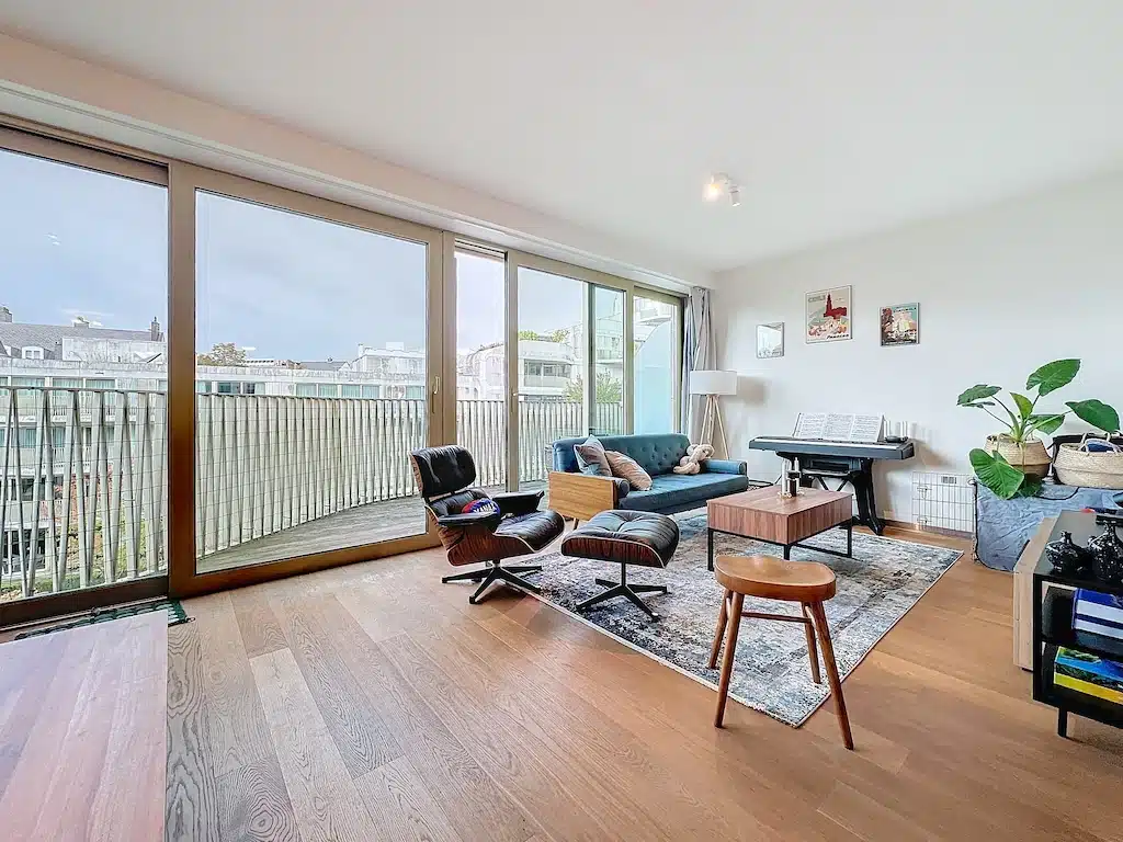 Salon Moderne avec Vue Panoramique et Piano Salon - Toison d’or : Exceptionnel penthouse avec terrasse + parking – Ixelles