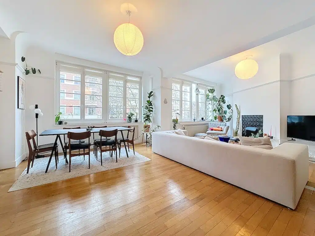 Salon Moderne et Convivial avec Espace Repas Lumineux Salon - Appartement élégant – Deux chambres – Molière/Vanderkindere – Forest