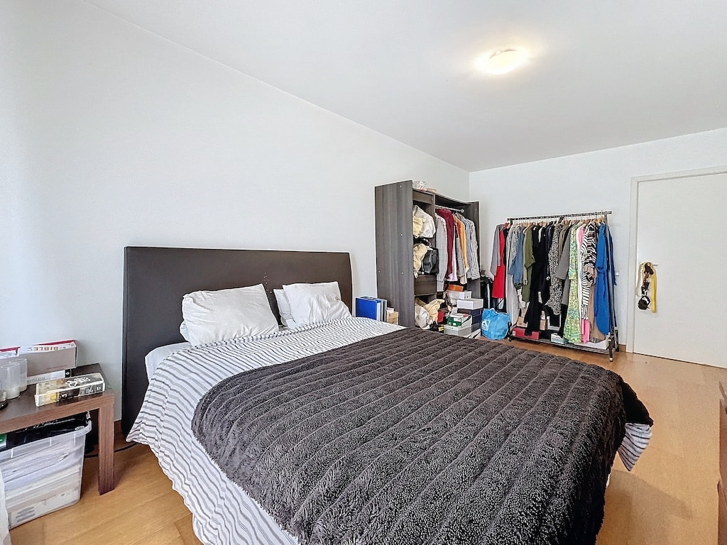 Chambre chaleureuse avec lit cosy, rangement organisé, éclairage doux et ambiance relaxante.