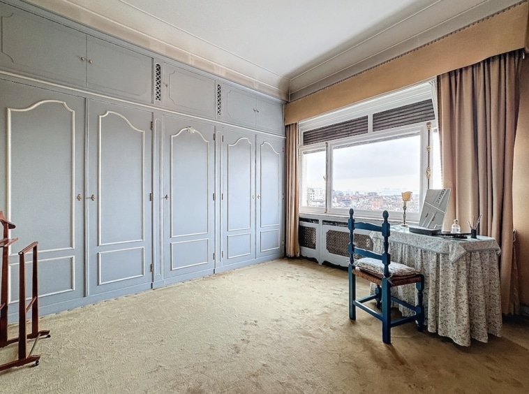 Chambre pastel lumineuse, meuble bleu, espace minimaliste et élégance pour la détente quotidienne.