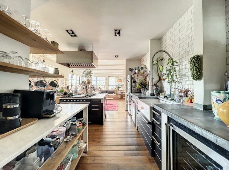 Cuisine moderne avec meubles en bois, rangements modernes, lumière naturelle, design élégant et chaleureux.